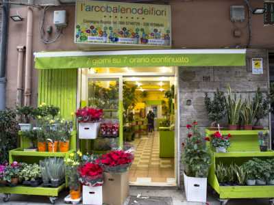 Salutiamo Dina e, superato qualche isolato, sempre in via Crispi, ci troviamo davanti a �L�Arcobaleno dei fiori� che affonda le sue radici nel 1960